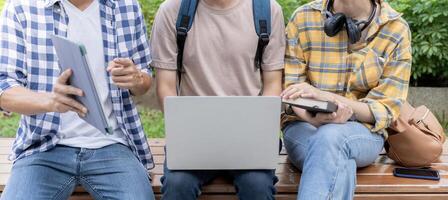 gruppo asiatico alunno incontro squadra per opera progetto. squadra contento studia in linea. leggere libro nel Università città universitaria. gruppo su internazionale Asia Università. formazione scolastica, studia, scuola, Università, la laurea foto