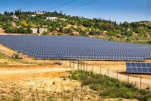 solare pannello produce verde, l'ambiente amichevole energia a partire dal il sole foto