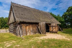 vecchia casa di legno a kluki, polonia foto