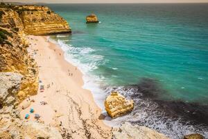 marinha spiaggia, collocato su il atlantico costa nel portogallo, algarve. foto