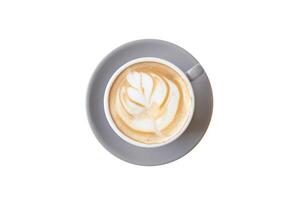 superiore Visualizza di cappuccino nel grigio ceramica tazza con decorato latte schiuma isolato su bianca sfondo. foto