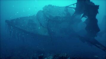 un' nave nel il oceano coperto nel acqua foto