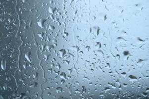acqua pioggia far cadere gocce trasparente piovoso goccioline bicchiere effetto 1 foto