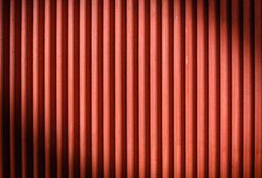 il struttura di il recinto fatto di rosso profilato foglio. sfondo. spazio per testo. foto