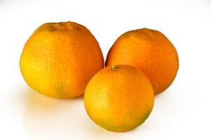 tre arance isolato su bianca sfondo foto