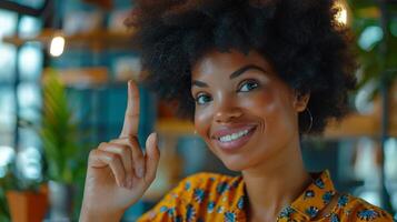 un' donna con bicchieri e un afro è puntamento a qualcosa foto