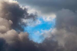 di spessore nero Fumo su blu cielo sfondo foto