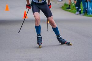 rullo pattinatore è su il strada foto