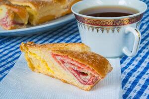 ciliegia strudel con tè foto