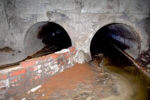 liquame tubi per acque reflue nel metropolitana gallerie foto