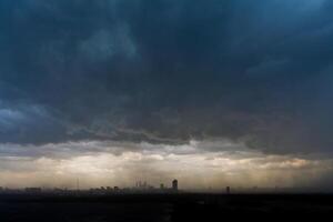 nuvoloso cielo e tempesta nuvole al di sopra di il città foto