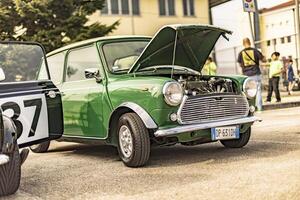 vicenza Italia 19 marzo 2024 vecchio mini in mostra a un settore automobilistico raccolta cattura nostalgia e classico auto appassionati foto