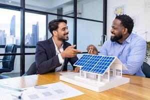 squadra di architettura e uomo d'affari siamo discutere e di brainstorming su pavimento Piano modifica per vero tenuta sostenibile investimento e solare energia alloggiamento sviluppo progetto foto