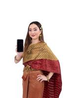 tailandese donna nel elegante ricco tradizionale vestito Tenere mobile Telefono per promozione cultura nel Tailandia isolato su bianca sfondo foto