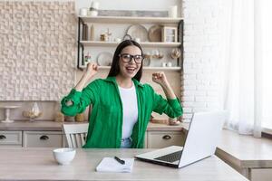 ritratto di un' giovane attività commerciale donna, un' libero professionista chi gioisce a il finito riuscito progetto, sembra a il telecamera e gioisce a il successo. foto