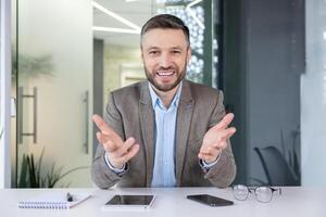 un' professionale uomo nel un' completo da uomo conversa attivamente durante un' chiamata nel un' moderno ufficio ambientazione, dimostrando Fidanzamento e comunicazione. foto