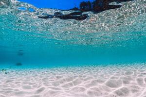 tropicale blu oceano acqua con sabbioso parte inferiore subacqueo foto