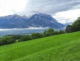 Visualizza a partire dal il montagna. nuvole, cielo, verde erba, montagne. Svizzera foto