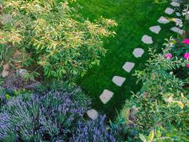 paesaggio design con fiore letti e sentiero, naturale paesaggio panorama nel casa giardino. aereo Visualizza foto