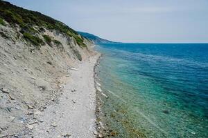 aereo Visualizza di costa con trasparente mare e scogliera. estate giorno su silenzioso mare foto