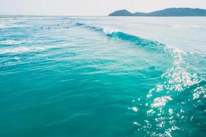 surfers nel blu trasparente oceano e onde. fare surf nel brasile. aereo Visualizza foto