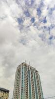 un' alto salire edificio appartamento con nuvoloso cielo copia spazio, Indonesia, 17 aprile 2024. foto