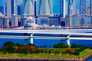 in movimento macchine su il autostrada a il urbano città nel tokyo lungo tiro foto