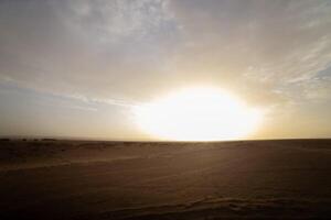 un' Alba di deserto a mhamid EL ghizlane nel Marocco largo tiro foto