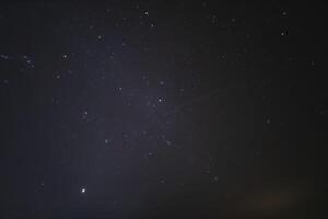 un' stellato cielo a notte nel Marocco largo tiro foto
