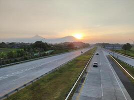 bellissimo tramonto Visualizza su Pedaggio strada nel ragazzolali, Indonesia foto