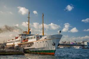 classico passeggeri traghetti, uno di il simboli di Istanbul foto