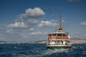 classico passeggeri traghetti, uno di il simboli di Istanbul foto