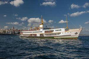 classico passeggeri traghetti, uno di il simboli di Istanbul foto