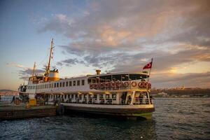 classico passeggeri traghetti, uno di il simboli di Istanbul foto