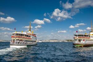 classico passeggeri traghetti, uno di il simboli di Istanbul foto