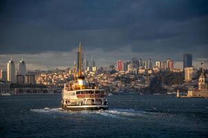 classico passeggeri traghetti, uno di il simboli di Istanbul foto