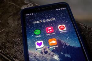 un' xiaomi androide smartphone quello viene visualizzato un' collezione di applicazioni o musica streaming piattaforme, Indonesia, 12 Maggio 2024. foto