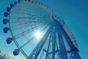 Ferris ruota alto nel il cielo professionale fotografia foto