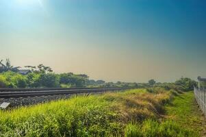 paesaggio di Doppio traccia linee ferroviarie nel Indonesia foto