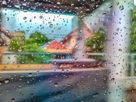 acqua su il auto finestra o sfocatura sfondo foto
