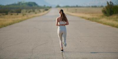 un' determinato donna atleta treni per successo nel il mattina sole. foto