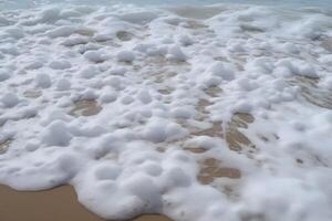 sabbioso spiaggia lavato di mare acqua con schiuma foto