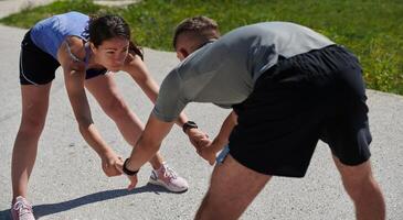 esercizio, modello e coppia allenarsi e allungare insieme all'aperto nel natura di un' montagna per Salute, benessere e fitness. le persone, partner e atleti formazione e conservazione in forma e sano foto