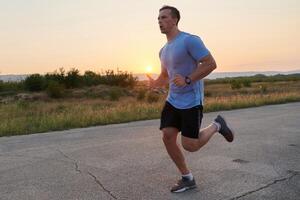 un' dedito maratona corridore spinge lui stesso per il limite nel addestramento. foto