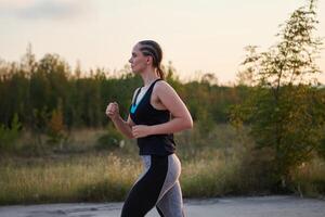 assolo passo. determinato atleta donna si imbarca su fitness viaggio per maratona preparazione. foto