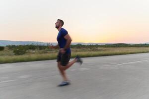 un' dedito maratona corridore spinge lui stesso per il limite nel addestramento. foto