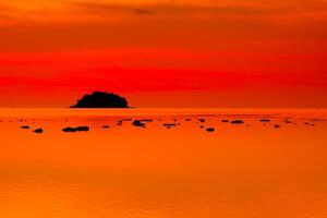 paesaggi marini del bel tramonto sulla spiaggia del mare con nuvole, cielo arancione in vacanza foto