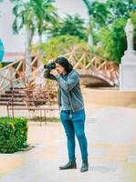 giovane fotografo assunzione fotografie su il strada. maschio fotografo assunzione fotografie nel un' pubblico parco, nagarote