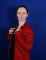 giovane donna indossare retrò moda rosso pelle giacca foto