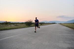 un' dedito maratona corridore spinge lui stesso per il limite nel addestramento. foto